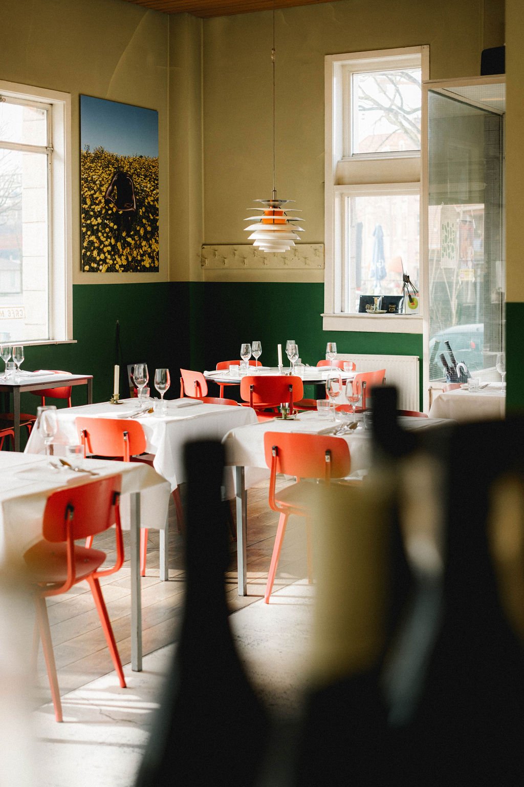 Interieurfotografie van Café Modern in Amsterdam Noord met gedekte tafels en karakteristiek horeca-interieur. Professionele restaurant- en interieurfotografie door De Eetgency voor restaurants, fine dining, gastronomische zaken en hotels.