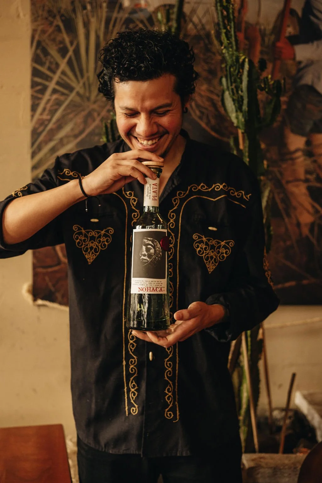 Sfeerfotografie van mezcal bij COBA Taqueria in Amsterdam, onderdeel van de Mexicaanse restaurantbeleving met cocktails en agave spirits, gefotografeerd door De Eetgency.