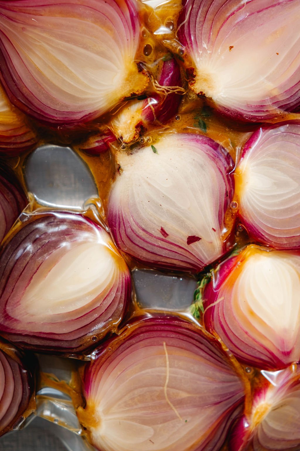Foodfotografie van ingelegde rode uien en verse keukeningrediënten. Content voor restaurants, hotels, professionele keukens, foodmerken en horecaleveranciers.