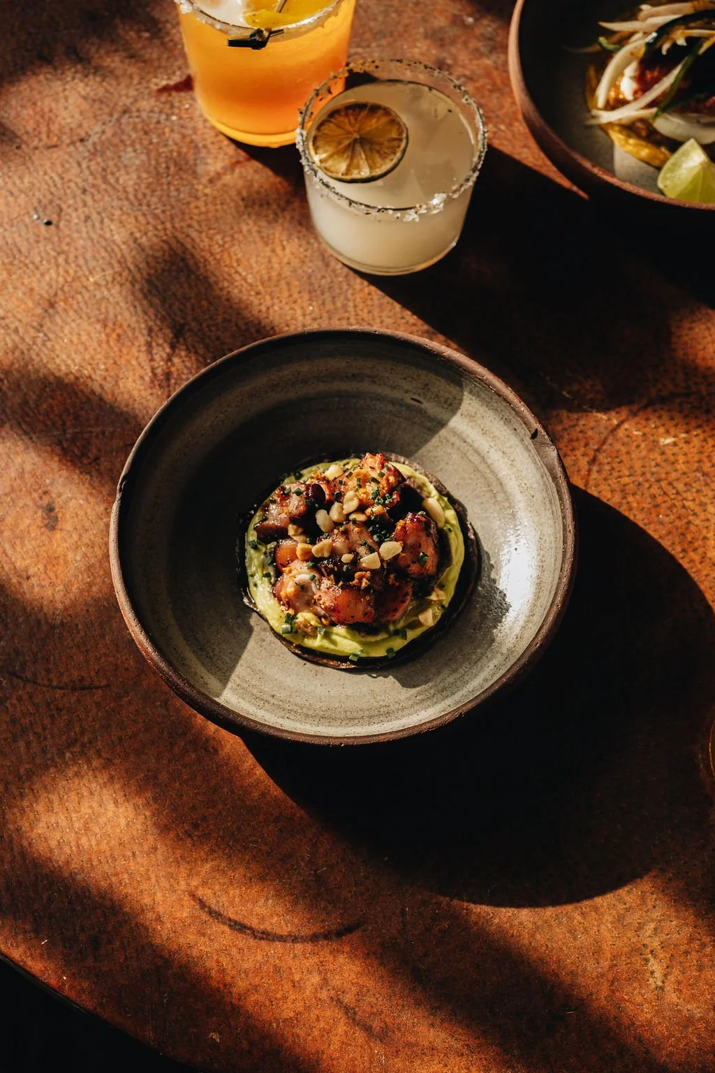 Sfeervolle food- en cocktailfotografie tijdens een diner bij COBA Taqueria Amsterdam. Restaurant content door De Eetgency met gerechten, cocktails en tafelsfeer voor restaurants, bars en gastronomische horeca.