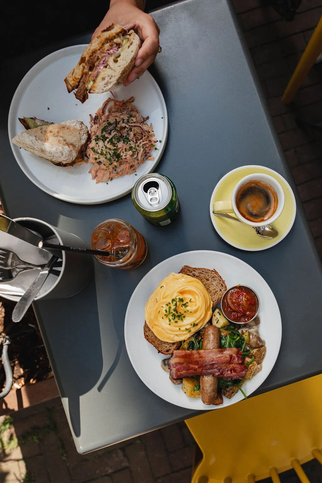 Brunchfotografie voor Bakers & Roasters Amsterdam met ontbijtgerechten, koffie en drankjes. Smakelijke food content voor brunchzaken, koffiezaken en restaurants.