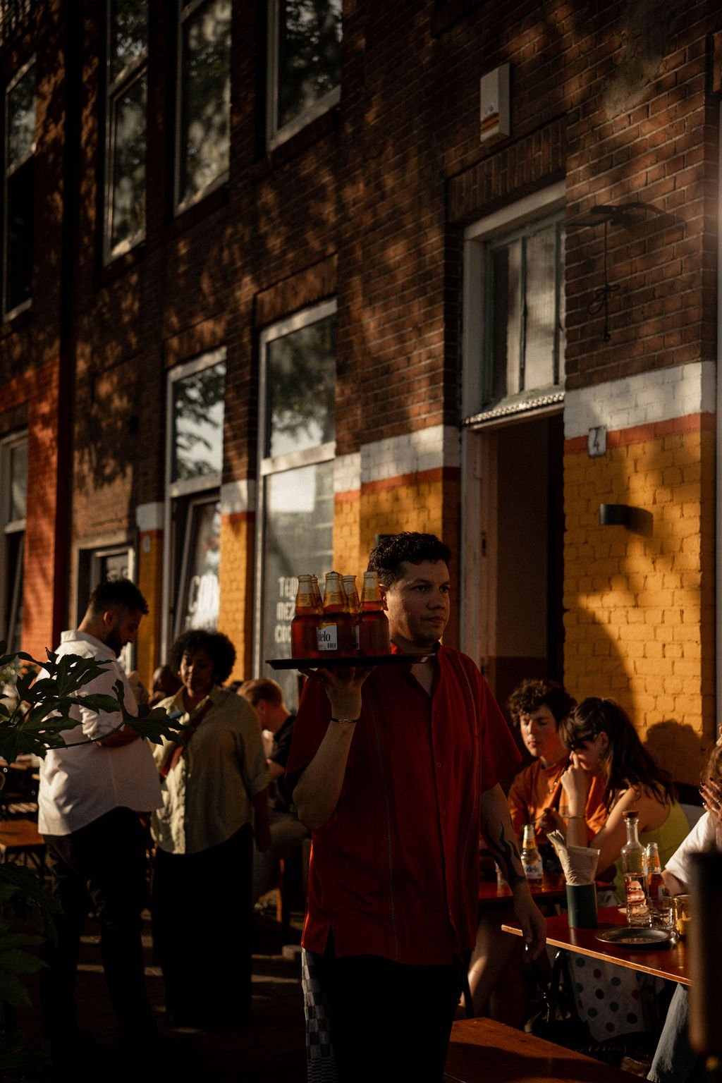 Restaurantfotografie tijdens een drukke avond, met gasten, bediening en sfeer. Sfeervolle horeca content door De Eetgency voor restaurants en cafés.