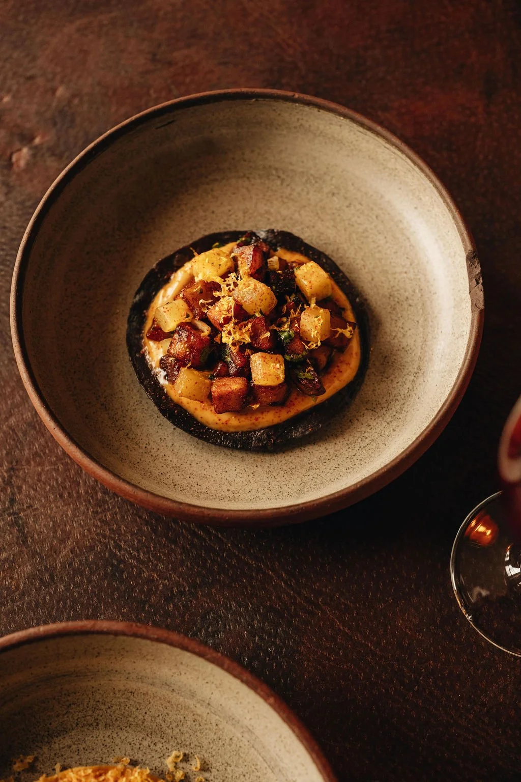 Professionele foodfotografie van een gerecht bij COBA Taqueria, Mexicaans restaurant in Amsterdam. De Eetgency fotografeert de uitgesproken gerechten, ingrediënten en presentatie van de Mexicaanse keuken voor social media en online content.