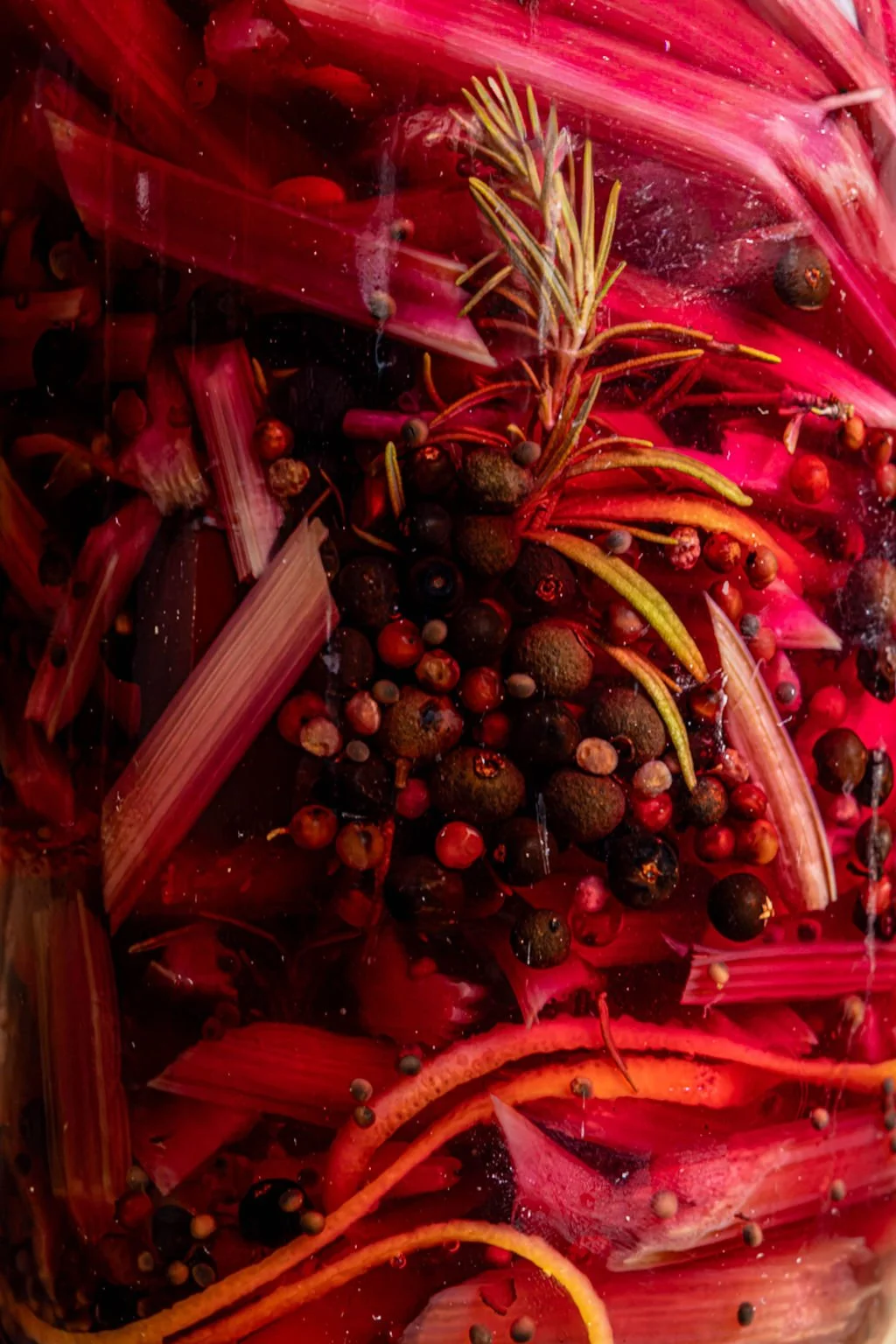 Foodfotografie bij Café Modern in Amsterdam Noord met verse kruiden, bessen en ingrediënten uit de keuken. Content voor restaurants, chefs, foodmerken, hotels en horecaleveranciers.