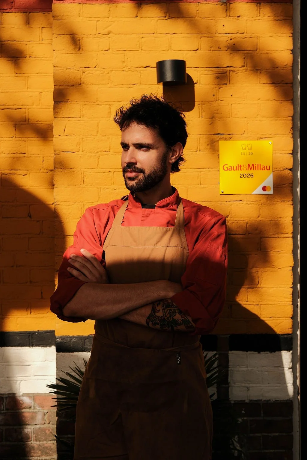 Chef van COBA Taqueria Amsterdam naast het Gault&Millau 2026 bord. Personeels- en chef-fotografie door De Eetgency voor restaurants, gastronomische zaken en horeca die zichtbaar willen zijn bij gasten, restaurantgidsen, recensenten en culinaire media