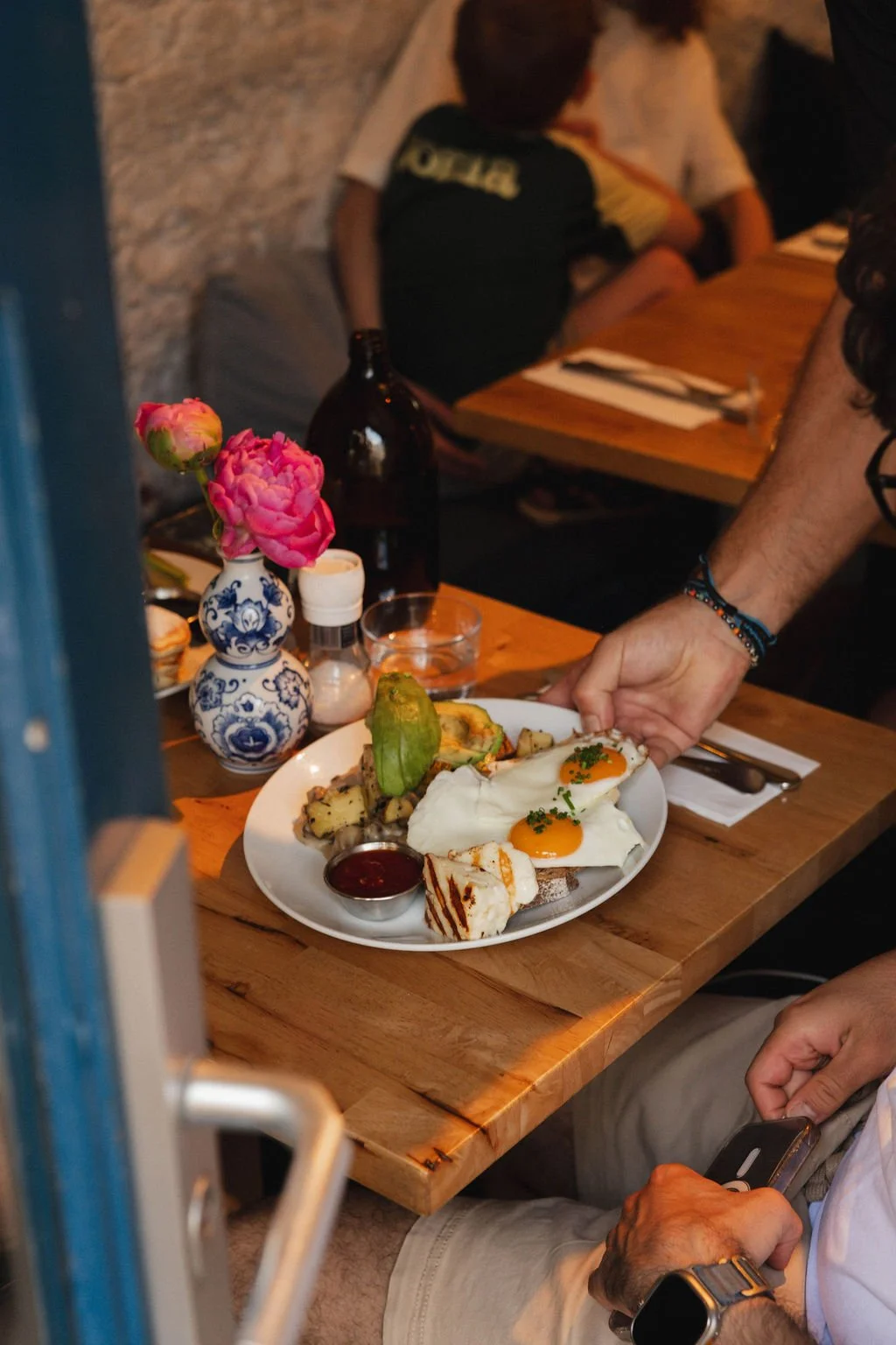 Restaurant- en foodfotografie voor Bakers & Roasters Amsterdam met vers bereide ontbijt-, brunch- en lunchgerechten die aan tafel worden geserveerd. Smakelijke social media content voor restaurants en koffiezaken.