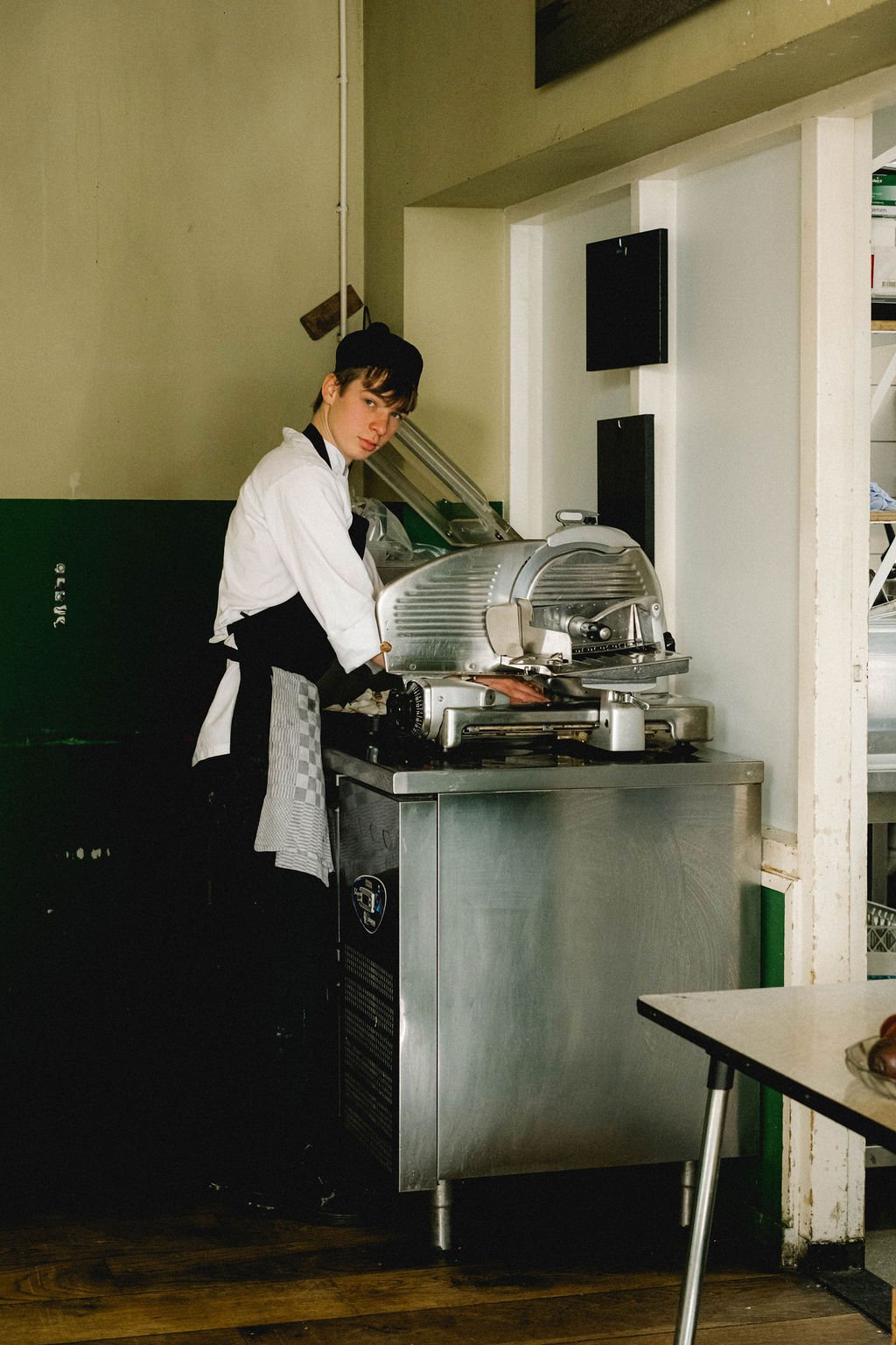 Horecafotografie in de keuken van Café Modern in Amsterdam Noord, met een chef aan het werk. Professionele restaurantfotografie en social media content die de keuken, het team en de horeca achter de schermen laat zien.