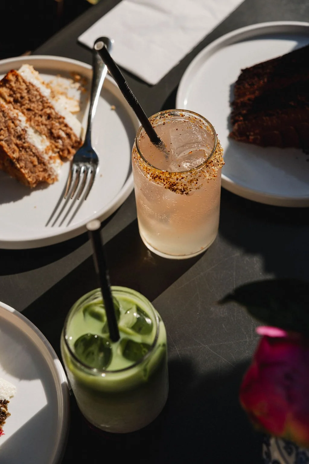 Food- en koffiefotografie voor Bakers & Roasters Amsterdam met koffie, kleurrijke drankjes en huisgemaakte cake. Content voor koffiezaken, bakkerijen en horeca.