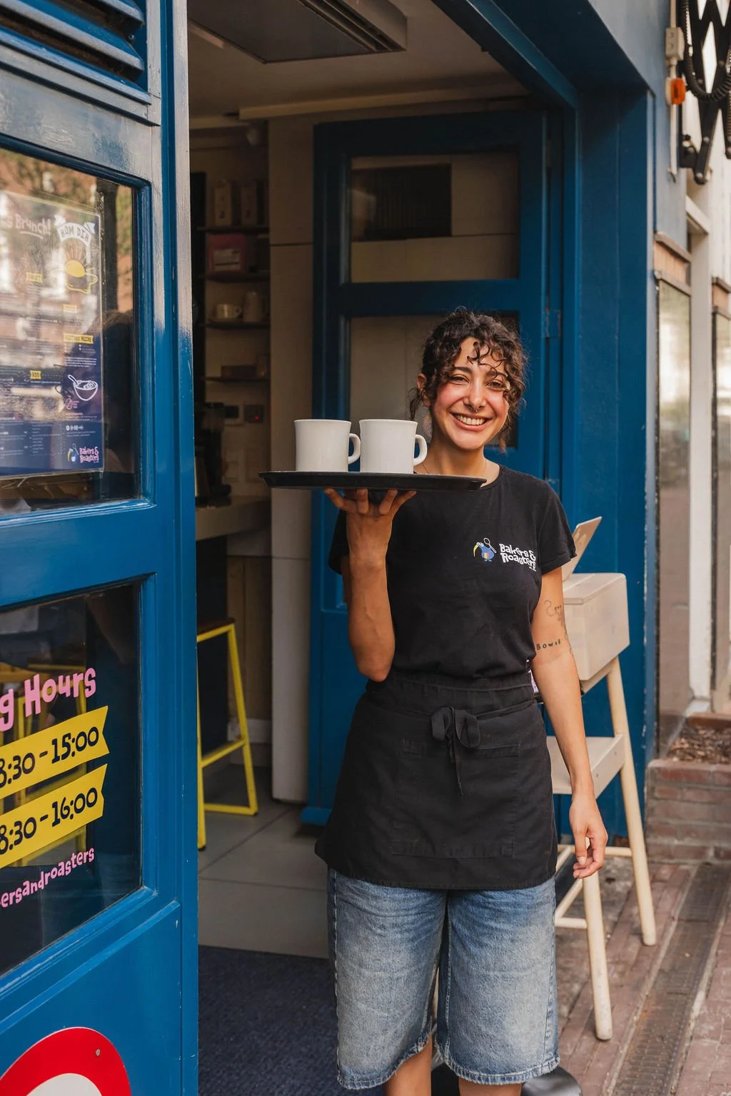 Horeca- en koffiefotografie voor Bakers & Roasters Amsterdam met medewerker en verse koffie. Social media content voor koffiezaken, bakkerijen, lunchrooms en cafés.