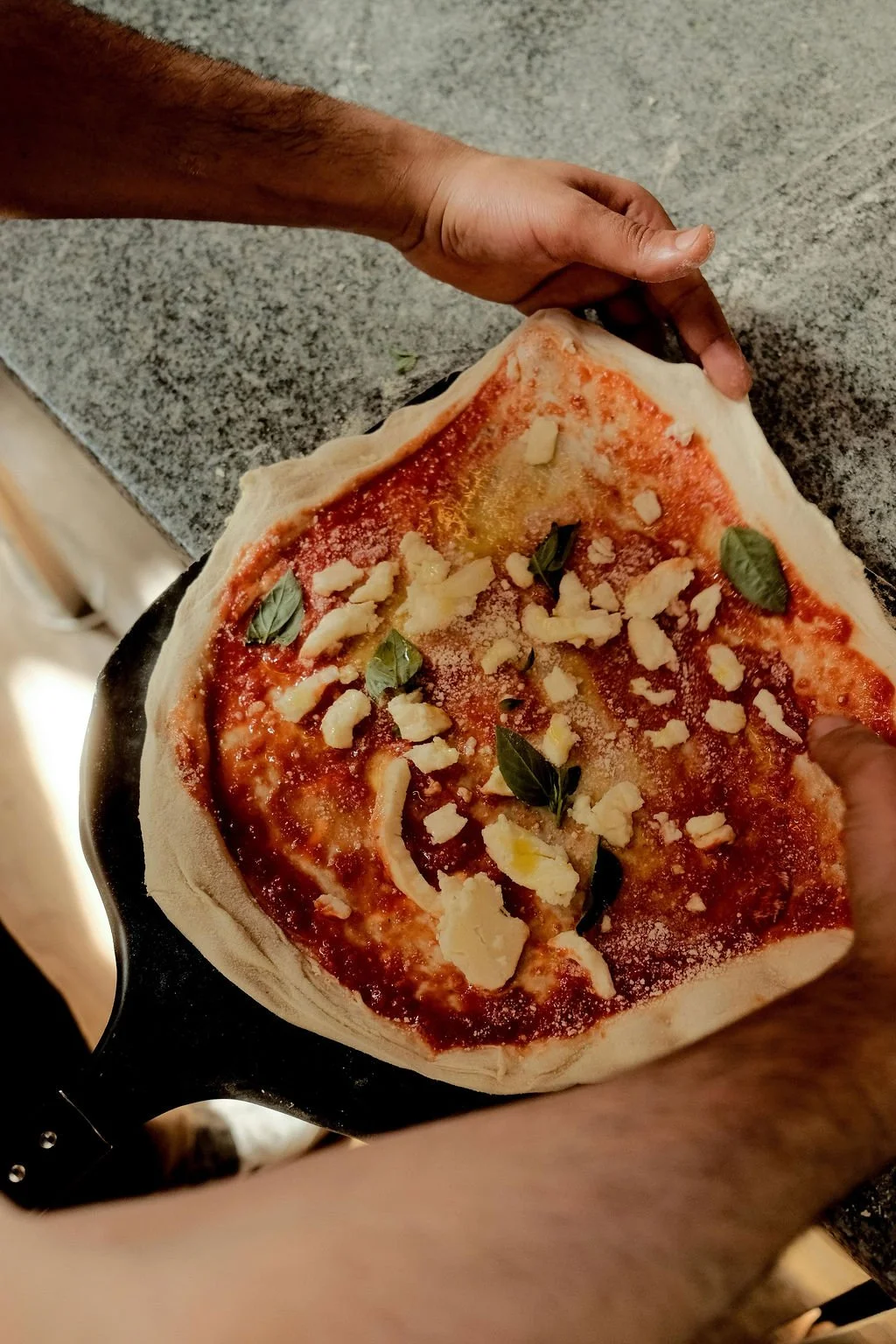 Foodfotografie bij Piatti Beach in Zandvoort van het bereiden van verse Italiaanse pizza. De Eetgency brengt niet alleen het eindgerecht in beeld, maar ook het ambacht, de keuken en het maakproces achter een restaurant.