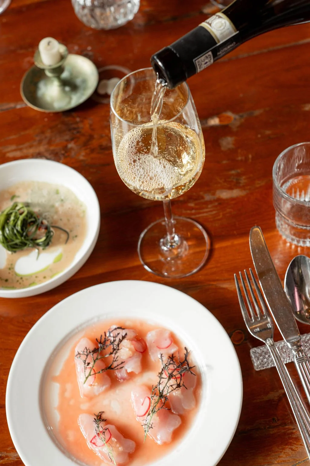 Sfeervolle restaurantfotografie bij Café Modern in Amsterdam met champagne en gerechten, vastgelegd in smakelijke foto’s en video die de sfeer en smaak van het restaurant overbrengen.