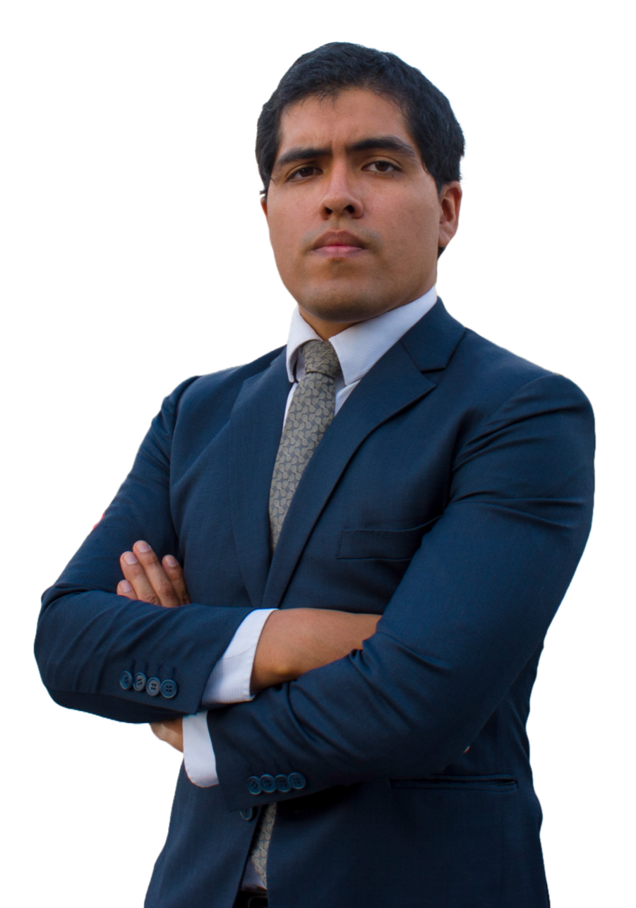Abogado especializado con rostro serio, vestido con traje azul y corbata, con brazos cruzados.