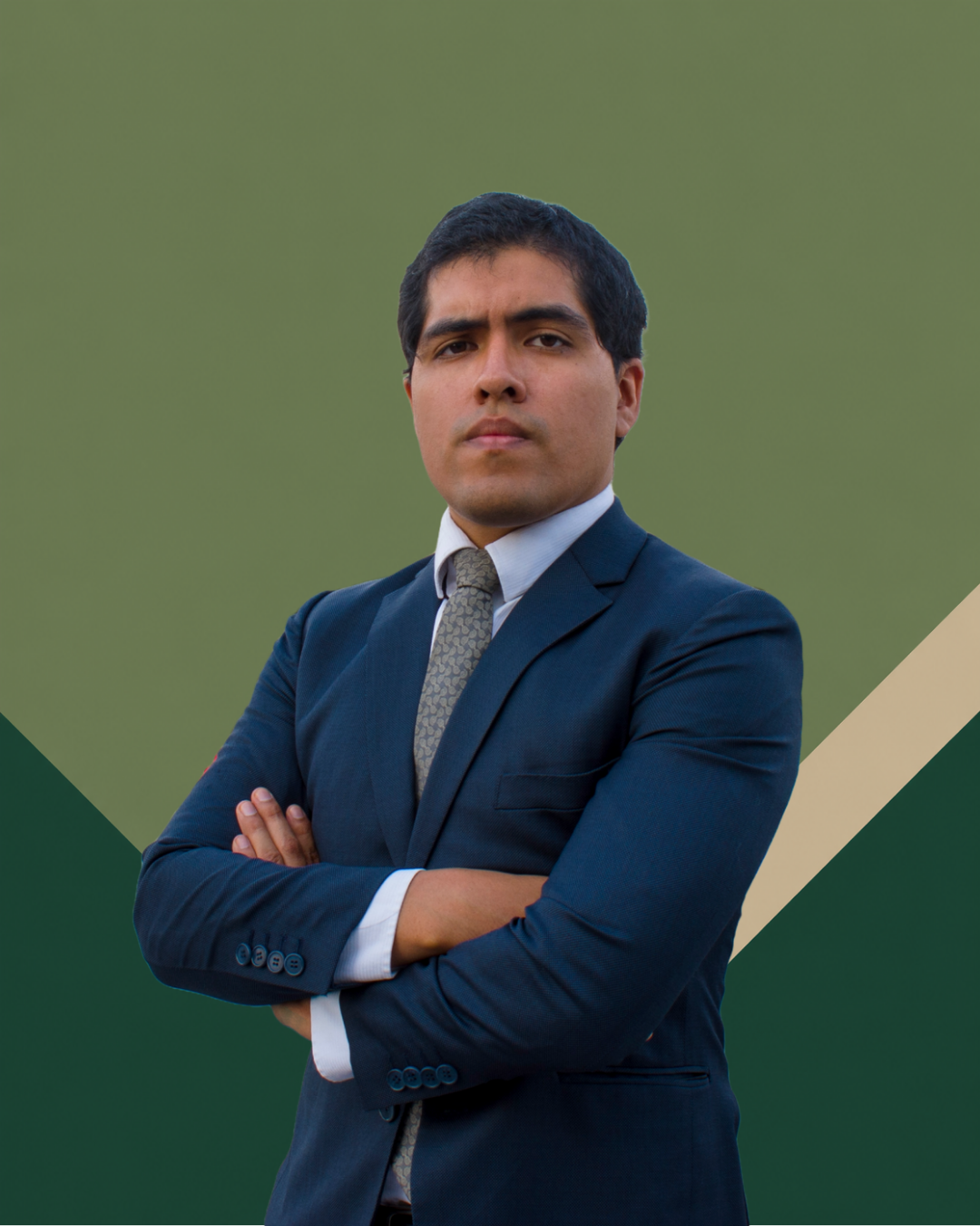Abogado confiable, experto, con traje y corbata cruzado de brazos frente a fondo verde