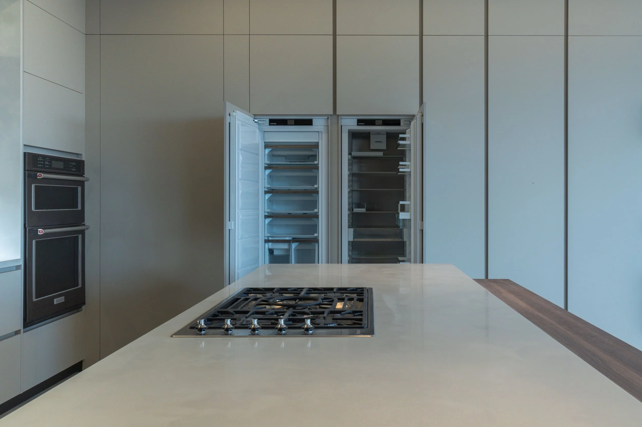 Las neveras paneladas hacen que la cocina se vea m&aacute;s limpia, amplia y sofisticada, integrando cada elemento en un solo lenguaje de dise&ntilde;o.

En este proyecto de Ambienta Studio incorporamos este detalle para lograr una est&eacute;tica co