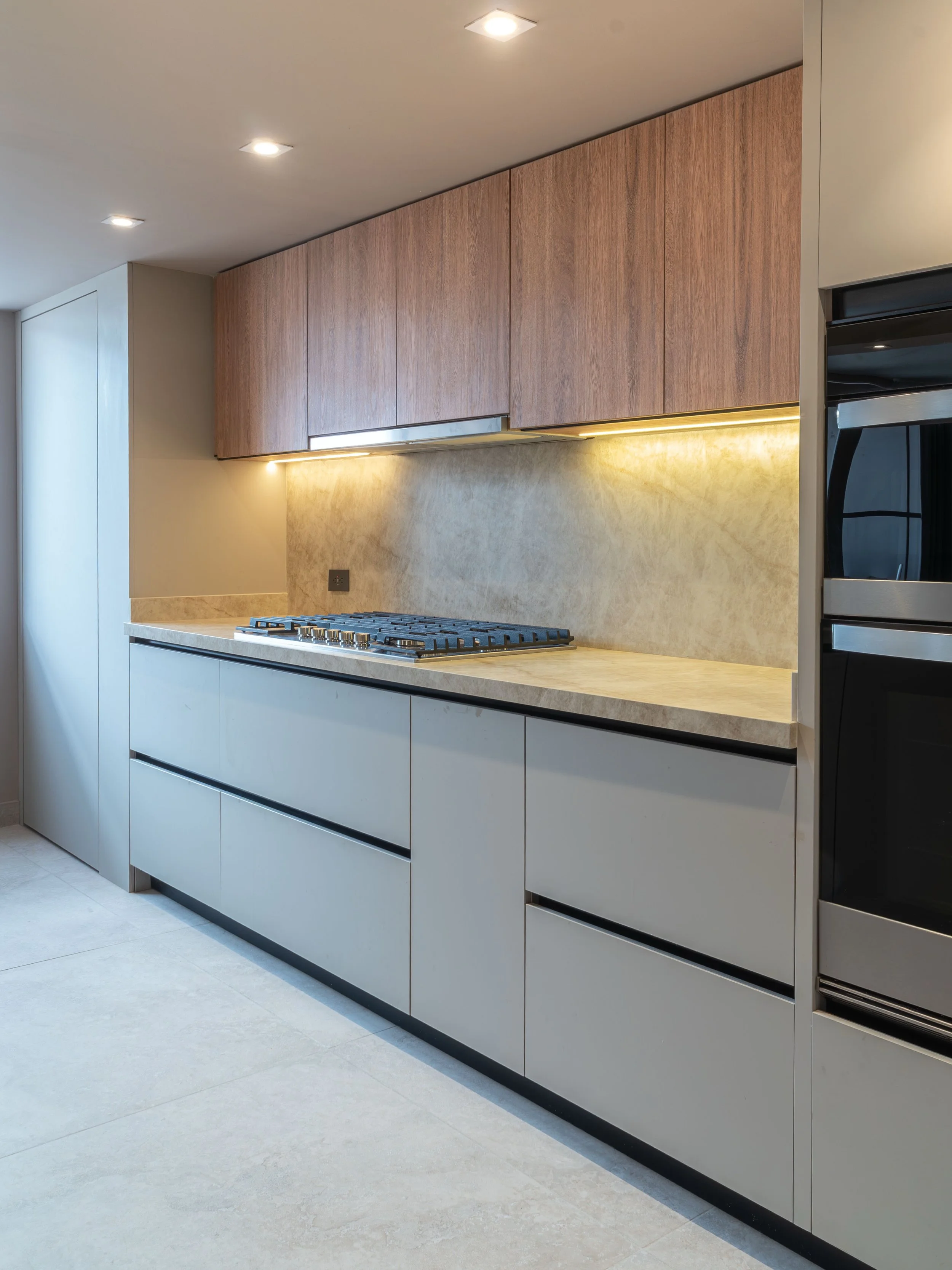La combinaci&oacute;n de materiales, texturas y detalles cuidadosamente seleccionados da vida a un ambiente funcional, sofisticado y atemporal.

En Ambienta Studio transformamos ideas en espacios que reflejan la esencia de quienes los habitan.

Visit