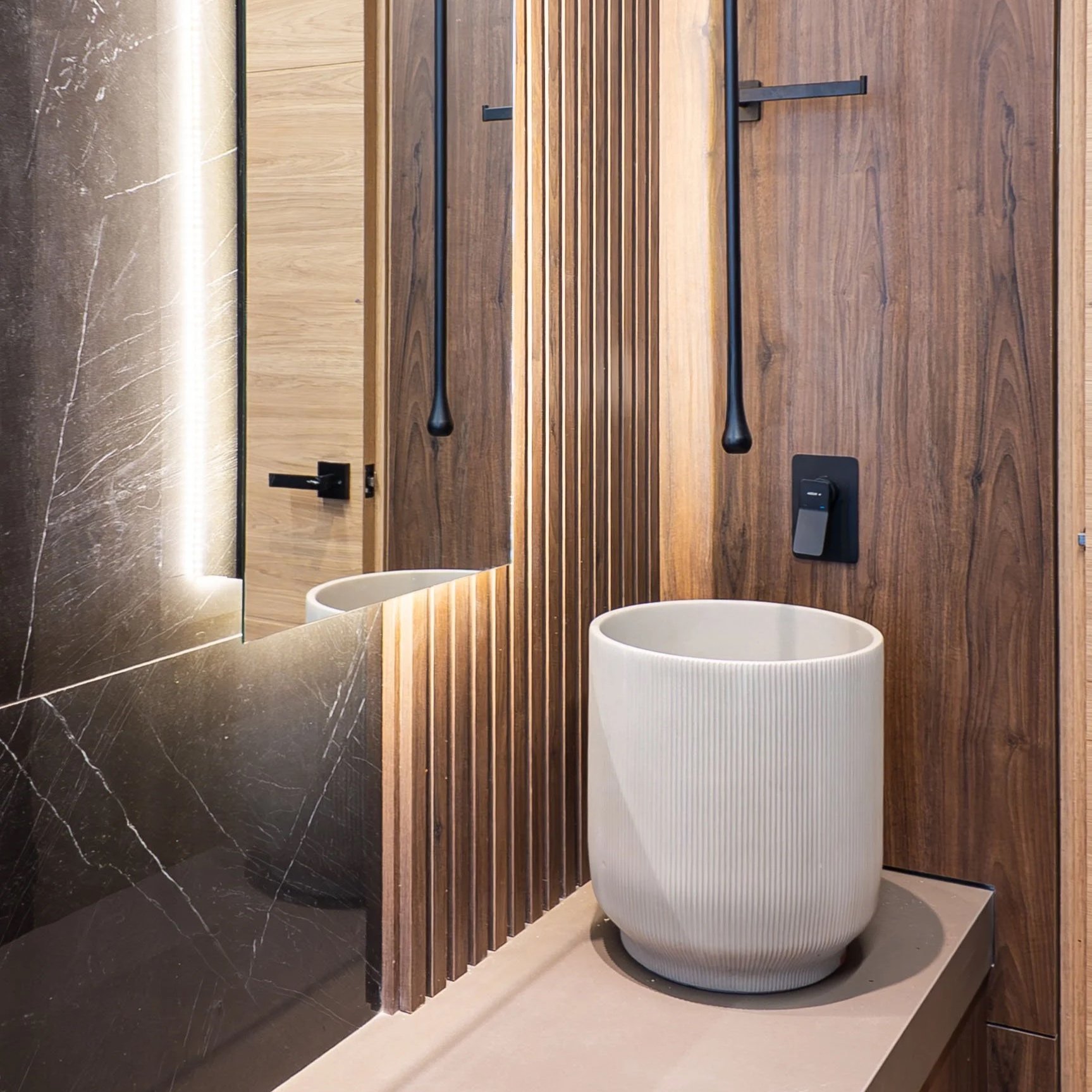 lavamanos konkretus, iluminación indirecta, grifería premium, baño social