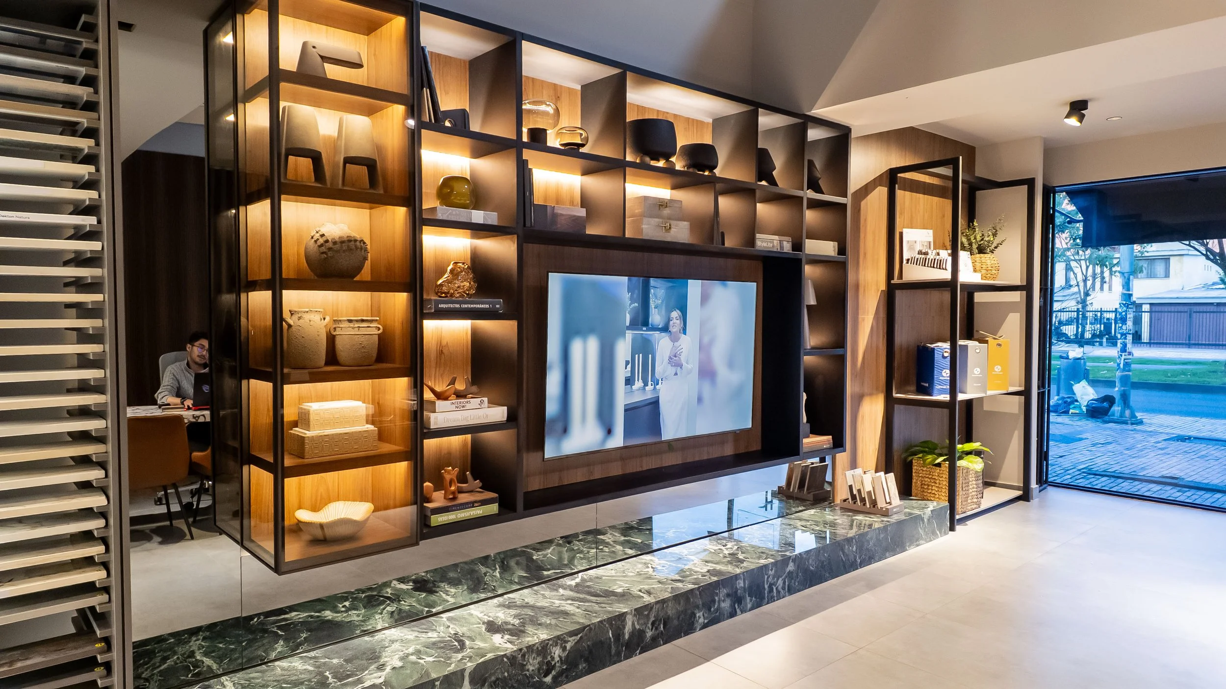 centro de entretenimiento, porcelanatos, melaminas premium y herrajes italianos