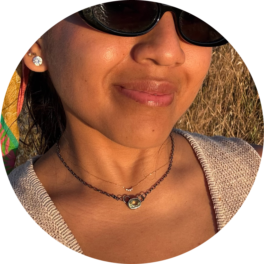 Caro, wearing the oxidized chain necklace with a lemon citrine pendant