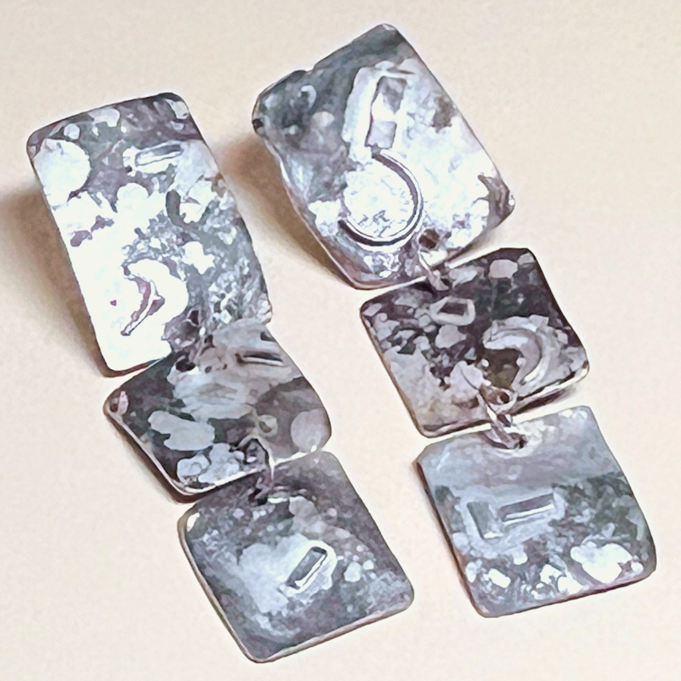 Drop earrings — three hammered squares in oxidized sterling silver.
Drop 60mm