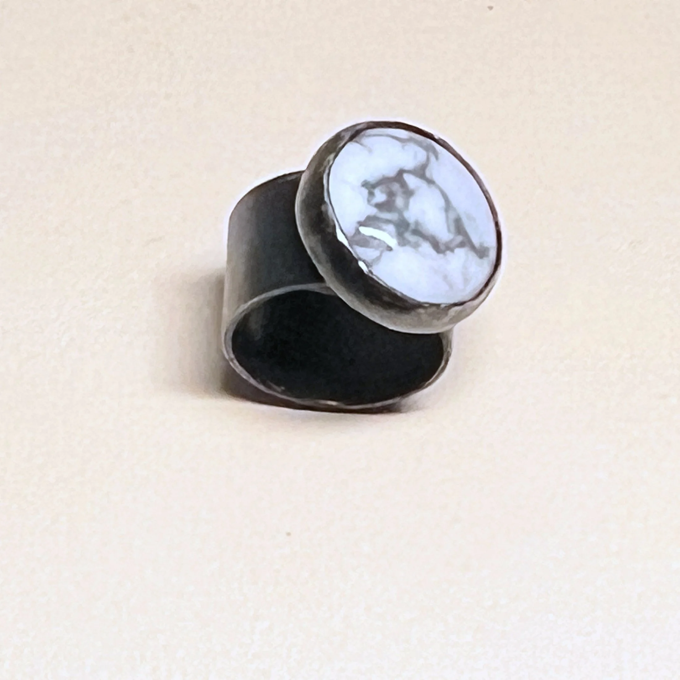 Cigar band ring — howlite cabochon set in oxidized sterling silver.
Band 12mm · thickness 1mm · stone 18mm