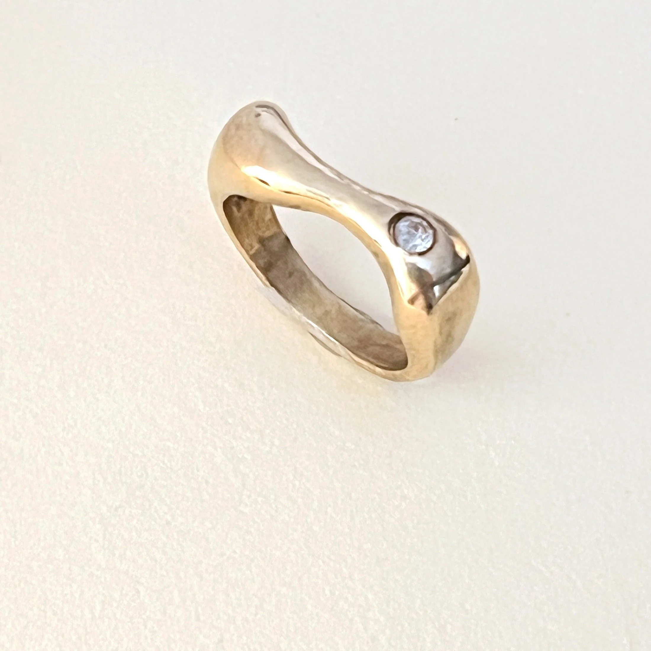 Wave band ring — cubic zirconia set in bronze band.
Band 6mm · thickness 2mm · stone 3mm