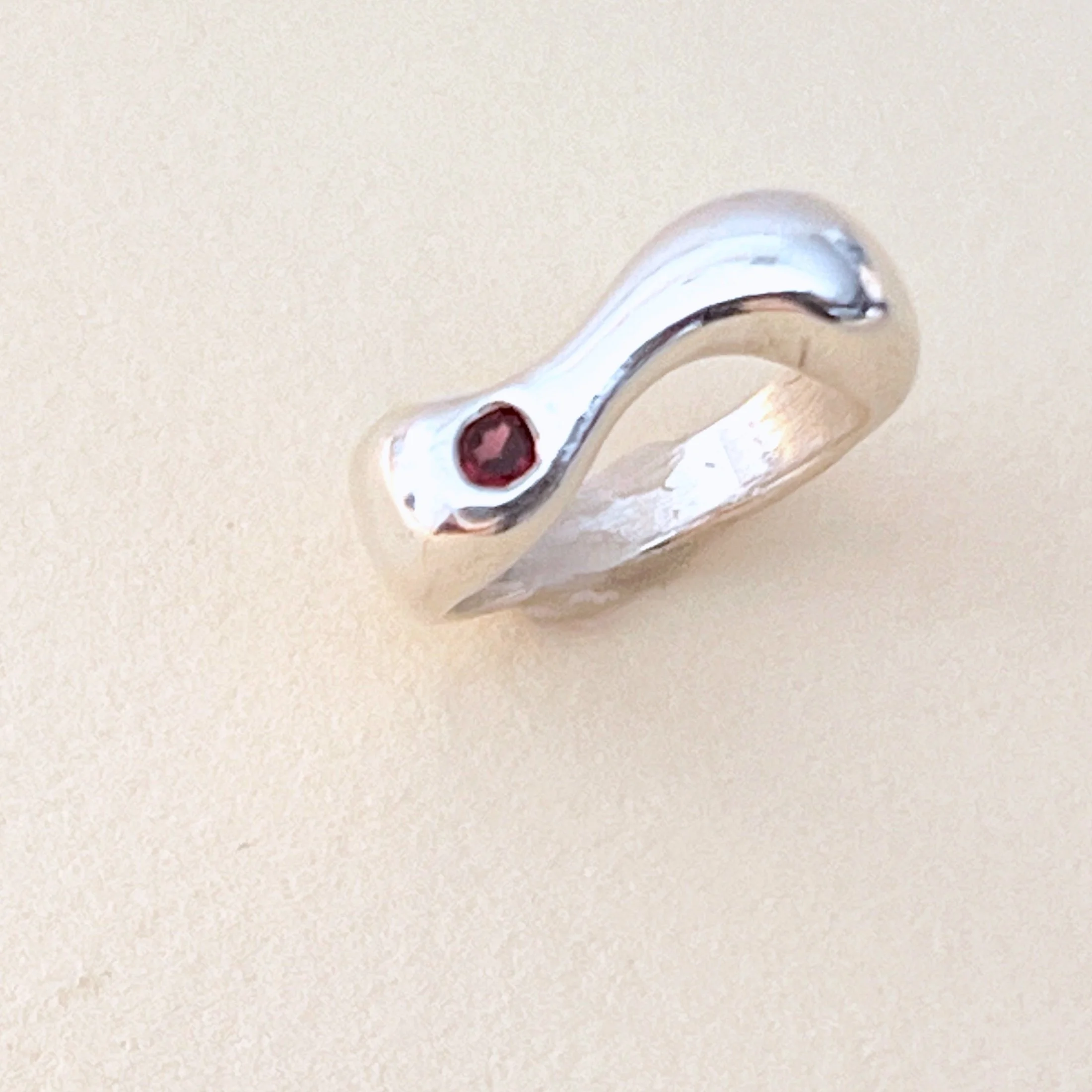 Wave band ring — garnet set in sterling silver band.
Band 6mm · thickness 2mm · stone 3mm