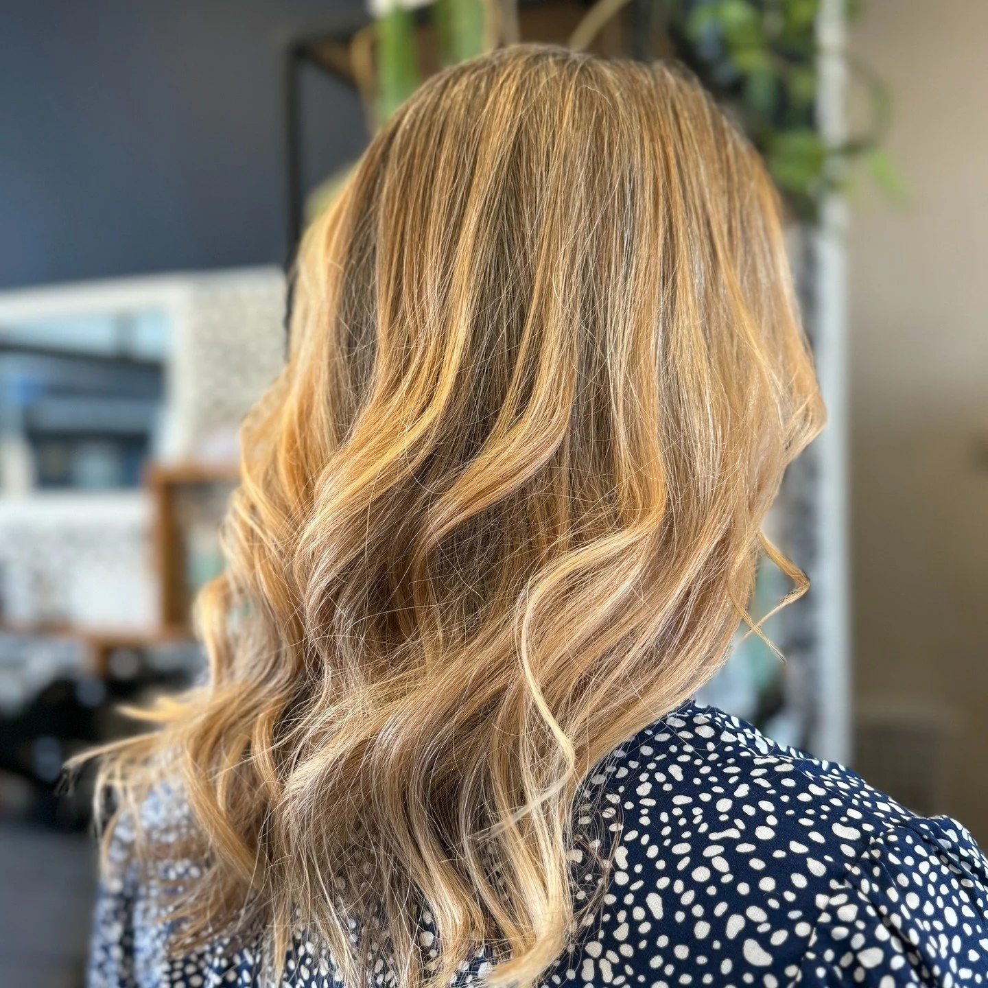Hello summer! 🌞Shorter lighter and glowing - these effortless beach waves are everything . Book your appointment with us online today.
