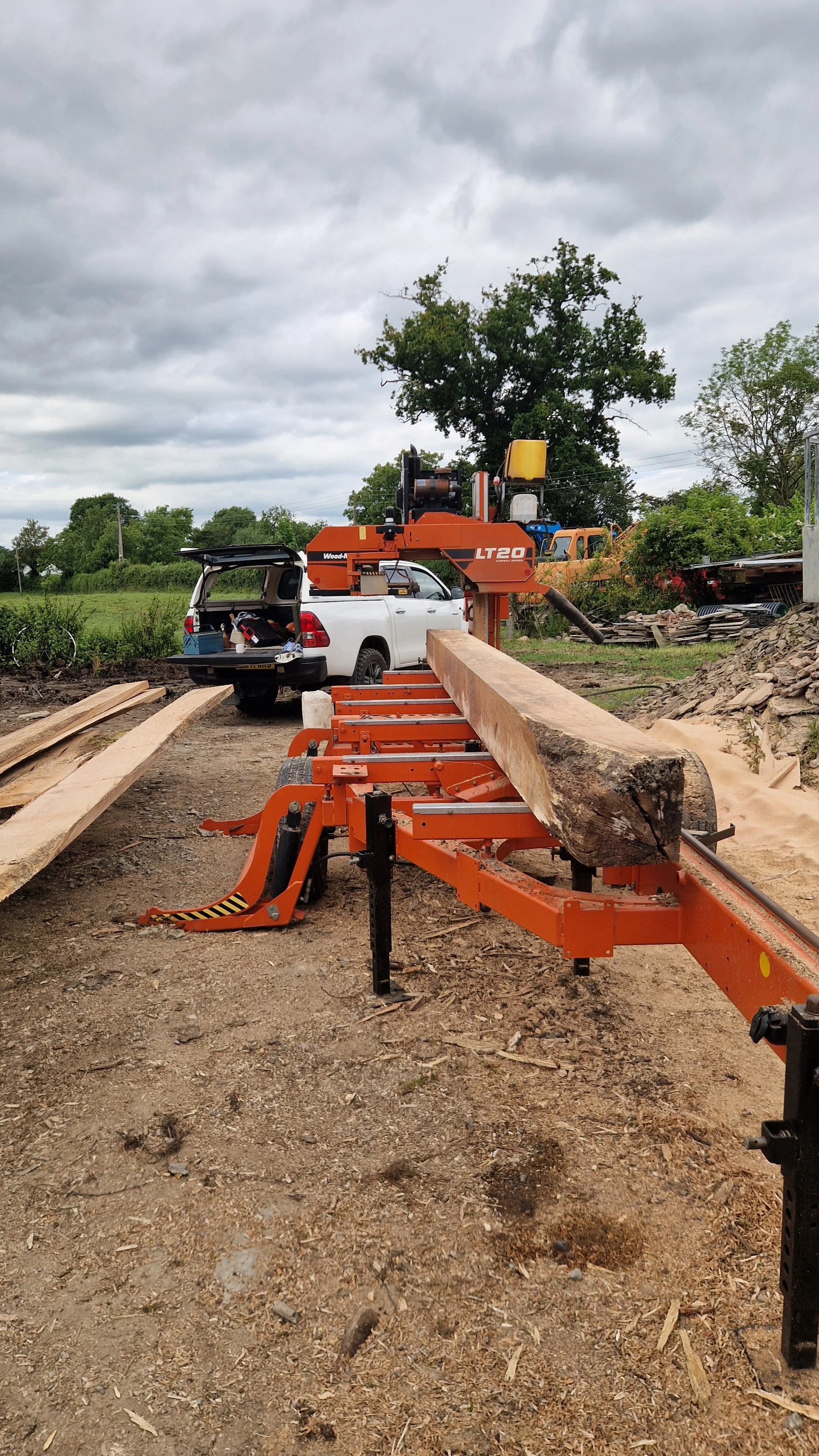 Mobile sawmilling carried out on site