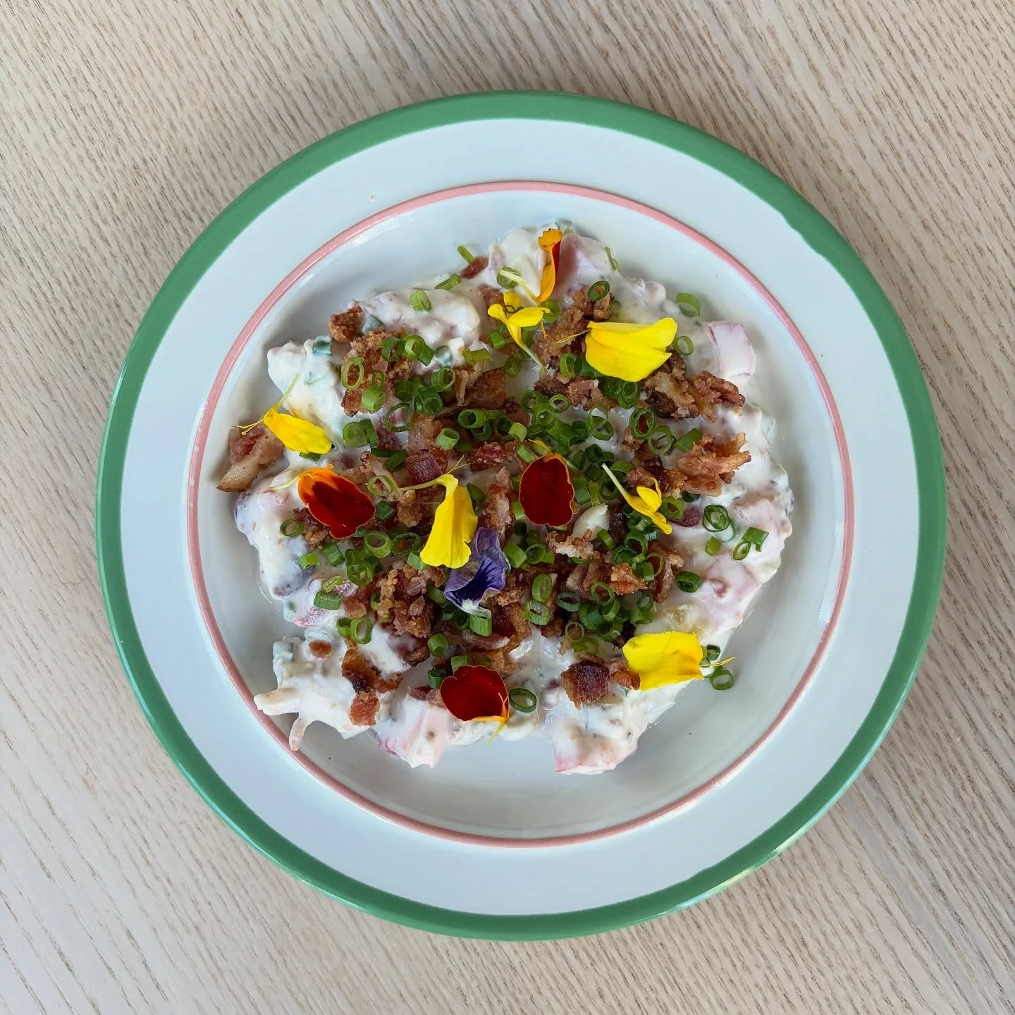 BLT dip 🥓🍅🥬 
A beautiful thick Greek yogurt based dip with thick cut bacon, chives, tomato, sharp cheddar and pickles. I know, sounds a bit weird! But it&rsquo;s really good 😌