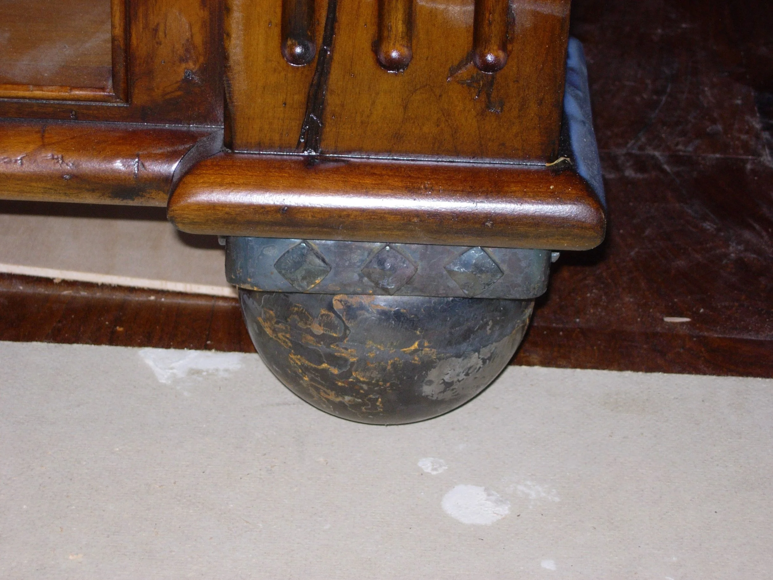 Lewy Island Sphere Foot