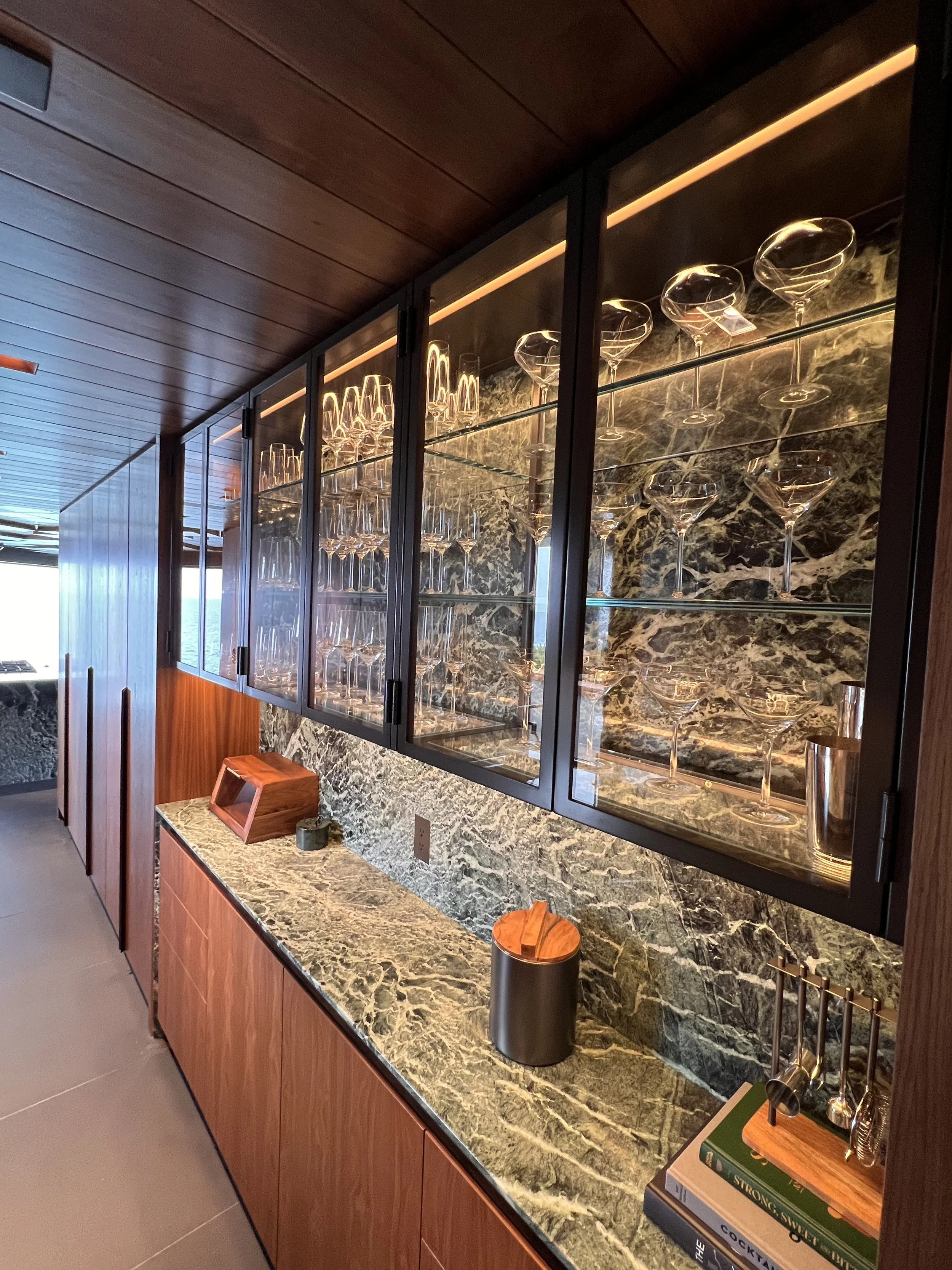 GLASSBAR.jpg