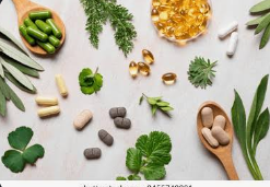 Suplementos y hierbas naturales sobre fondo blanco