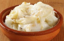 Purée de papas en un tazón de cerámica