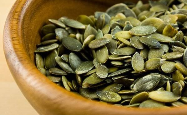 Semillas de calabaza en un recipiente de madera