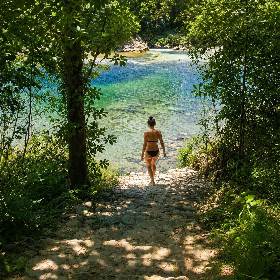 Hay r&iacute;os que no se conforman con fluir&hellip; te llaman. 💧🌿

Su agua cristalina, su frescura, su suave murmullo&hellip; todo invita a acercarse, a quitarse los zapatos, a sentir las piedras bajo los pies y a dejarse envolver por la belleza 