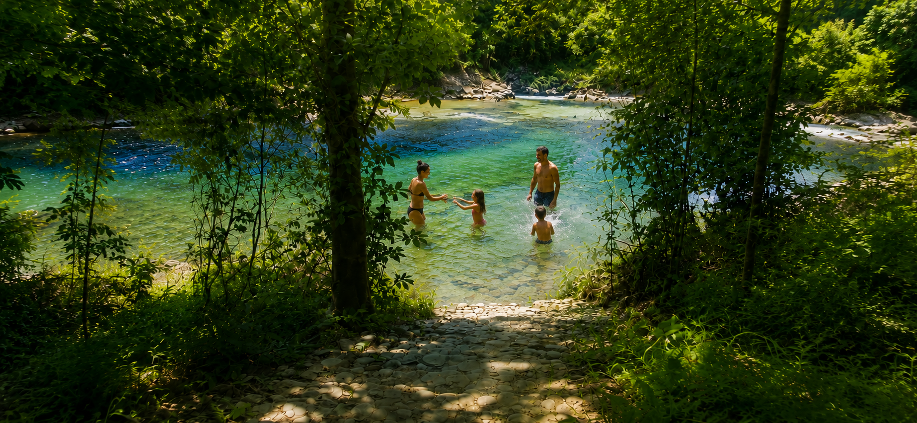 Famille nageant dans une rivière entourée de végétation dense
