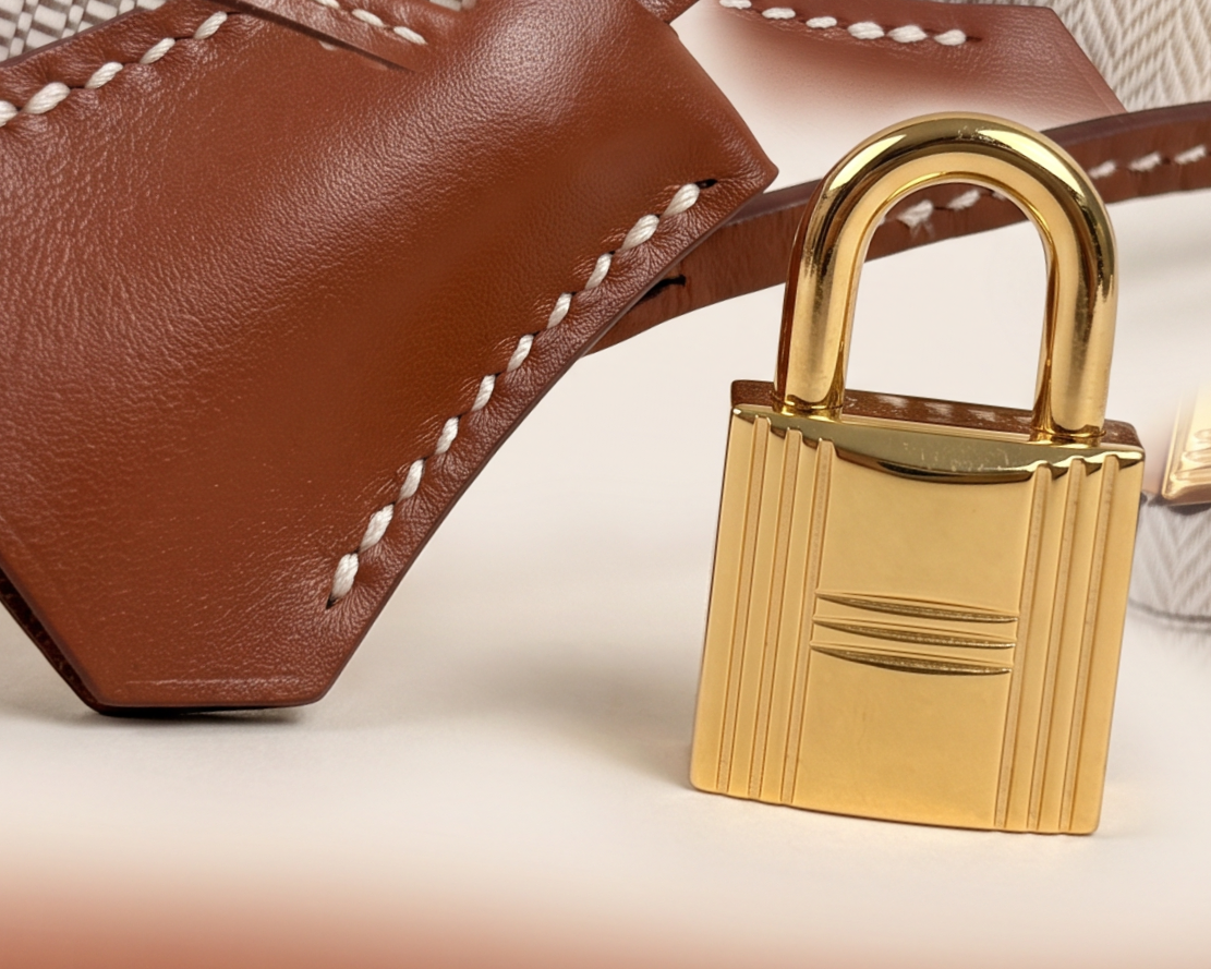 Luxury+Padlock+and+Clochette+Detail.png