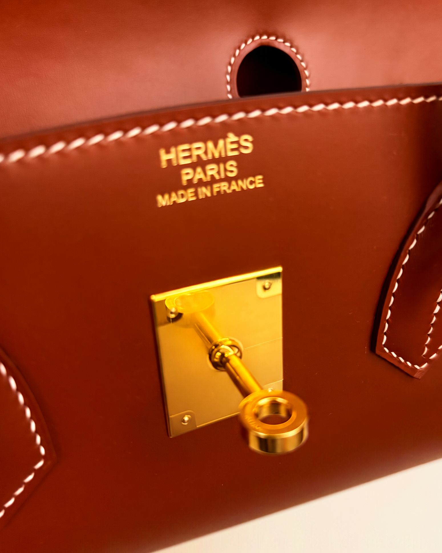 Herm+s+Gold+Hardware+Macro+Close-Up.png