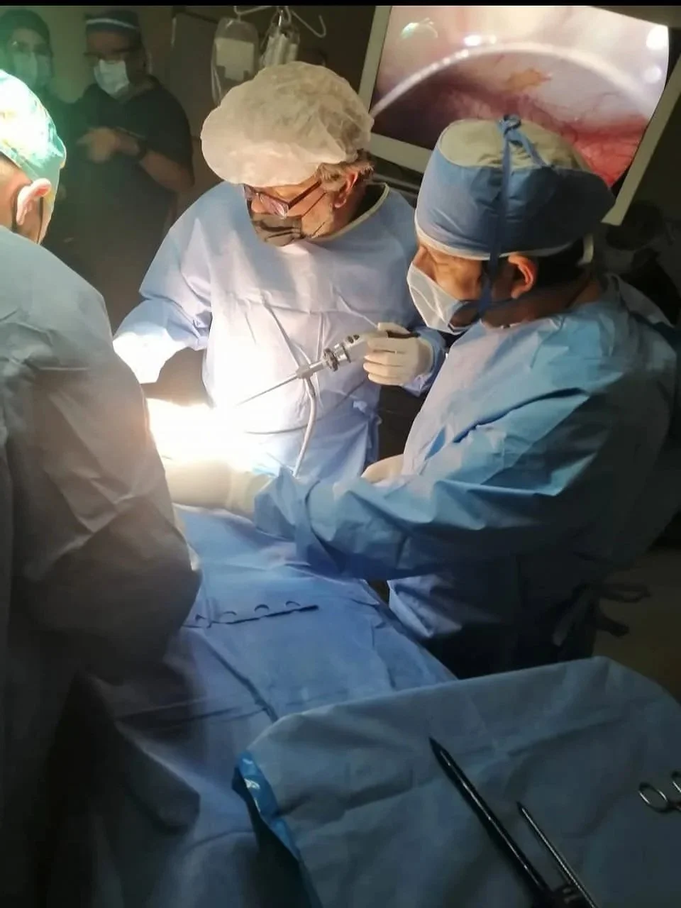 Dr.Javier Oviedo reralizando cirugia ginecologica Laparoscopica en Diplomado de cirugia Endoscopica avanzada Hospital Angeles Lomas. Mx.