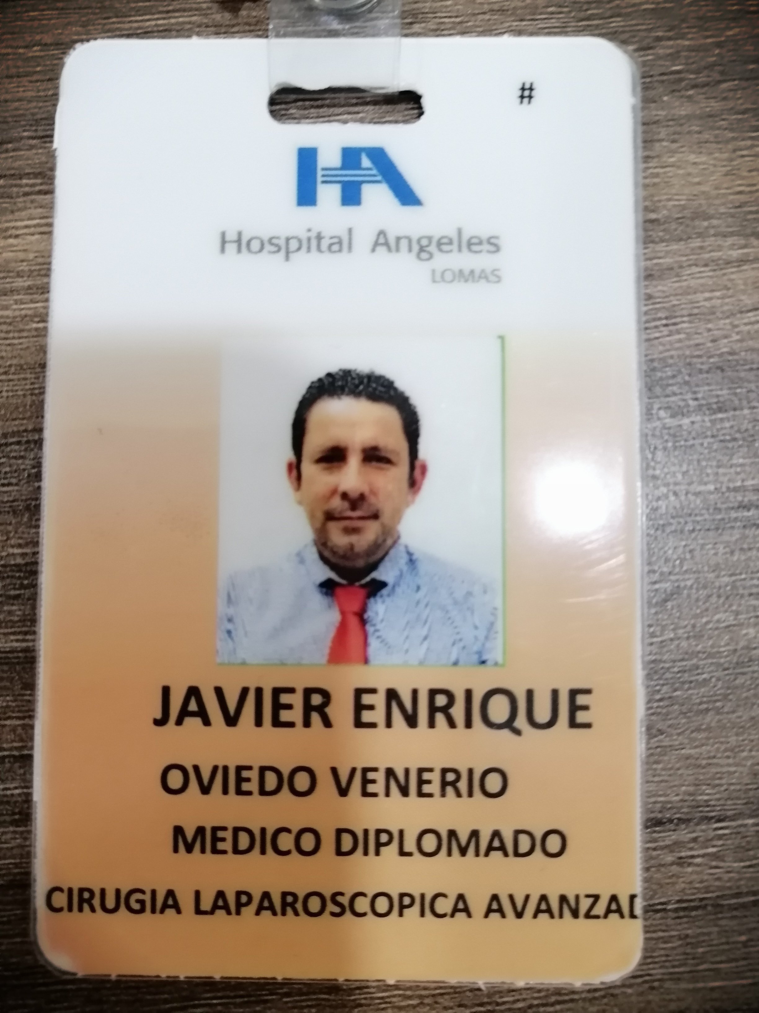 Identification badge featuring a photo of Javier Enrique Oviedo Venerio, with text indicating he is a trained medical professional specializing in advanced laparoscopic surgery at Hospital Angeles in Lomas.