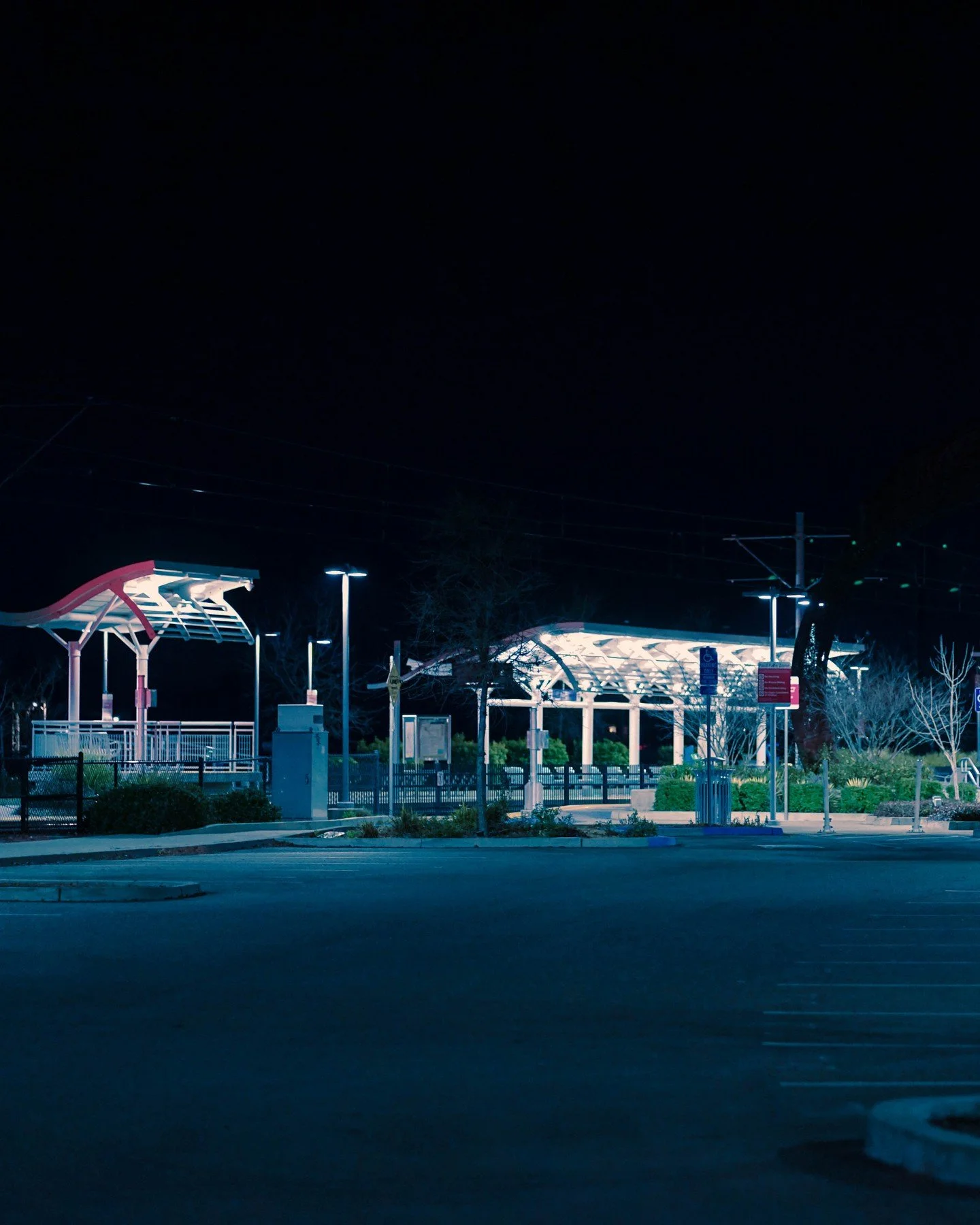 🥶🙌📸
.
.
#sony #sonyalpha #sonya7ii #photographers #photo #photography #art #coloring #lights #adobe #lightroom #photoshop #blue #85mm #85mm18 #california #unitedstates #mobilephotography #night #nightphotography #train #lightrail