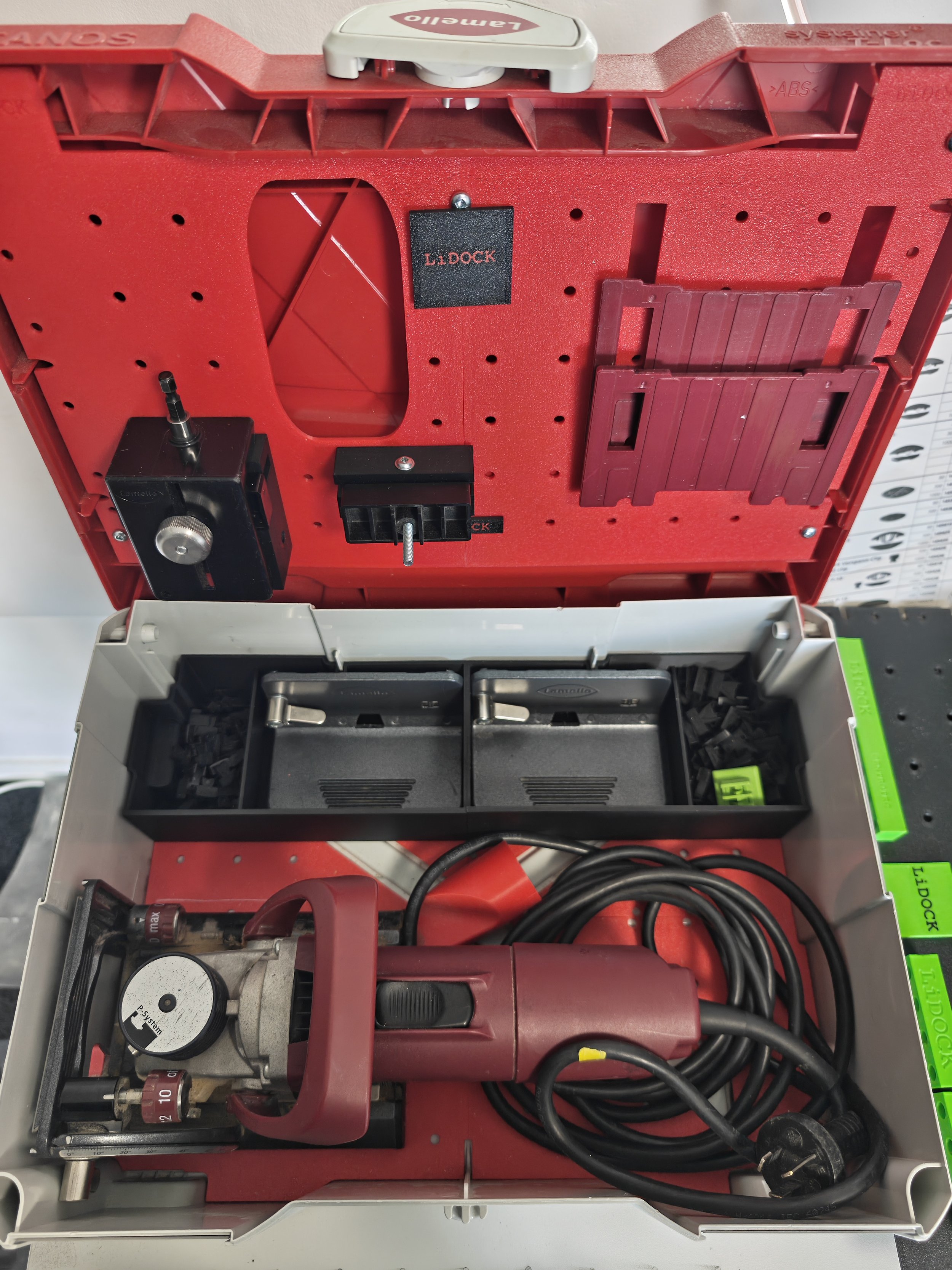 View of the inside of a red and gray medical or lab equipment, showing electronic components, wires, knobs, and a component labeled 'LIDOCK'.