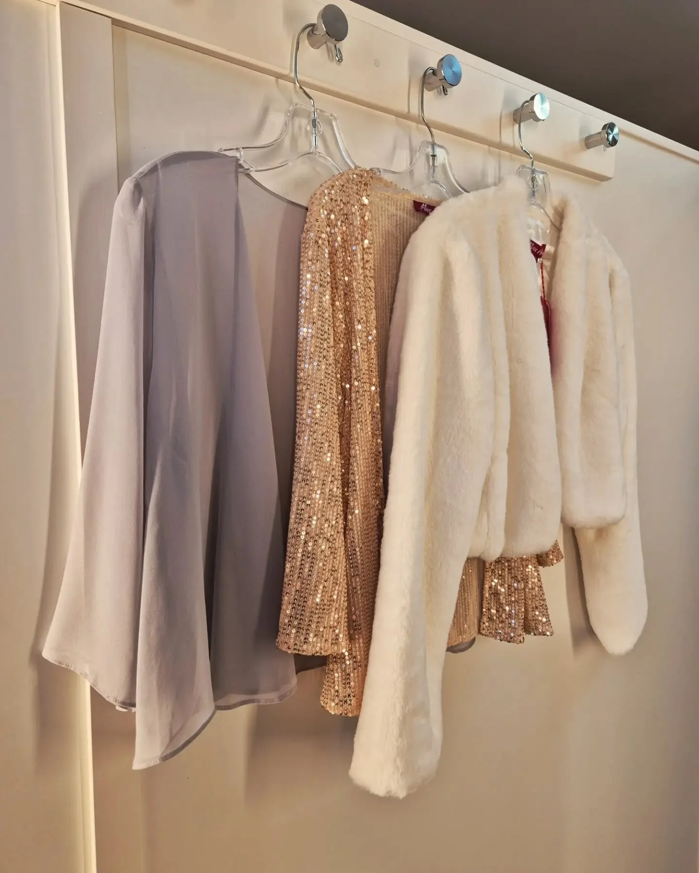 Weather forecast a little colder than expected? Need a little bit of cover for a super sunny day? Or want to add a little bit more sparkle to your outfit? Say no more!

We have jackets and shawls of all types to top off your outfit, no matter the occ