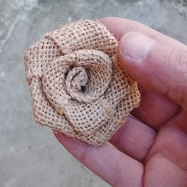 rose in tessuto juta.jfif