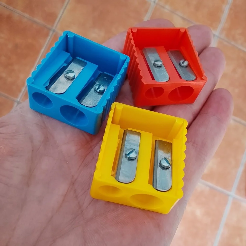 temperamatite in plastica 2 fori.jpg