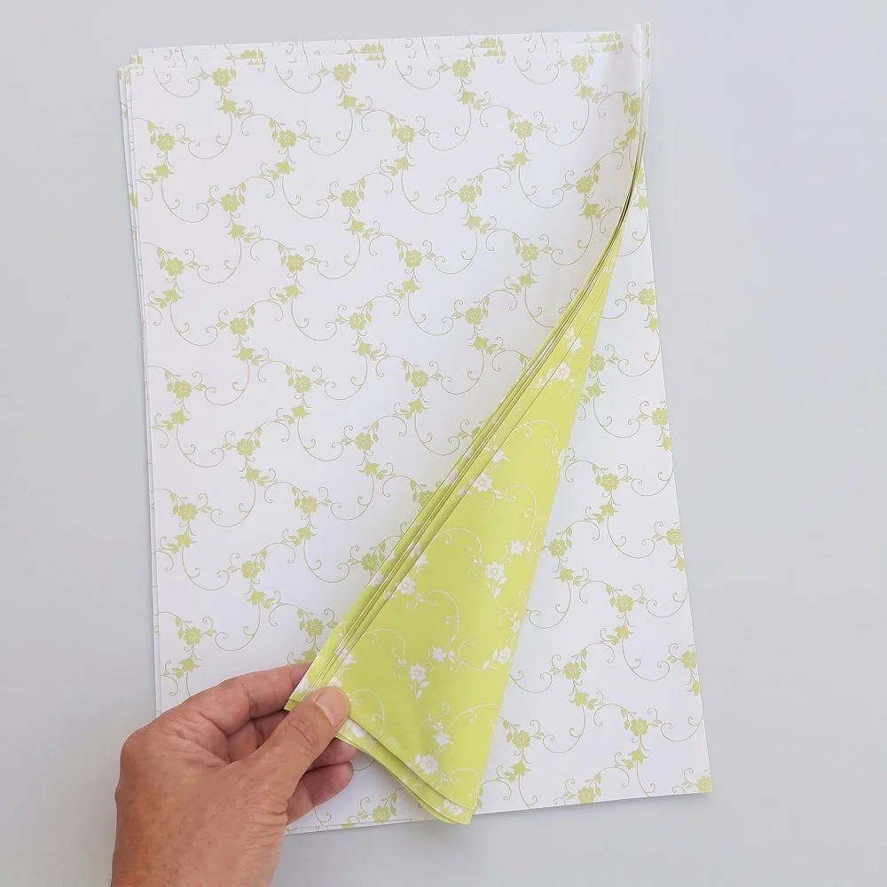 Set 10 Buste Regalo Perlate 25x40 cm – Fantasia Floriade Bifacciale Bianco/Verde Chiaro
