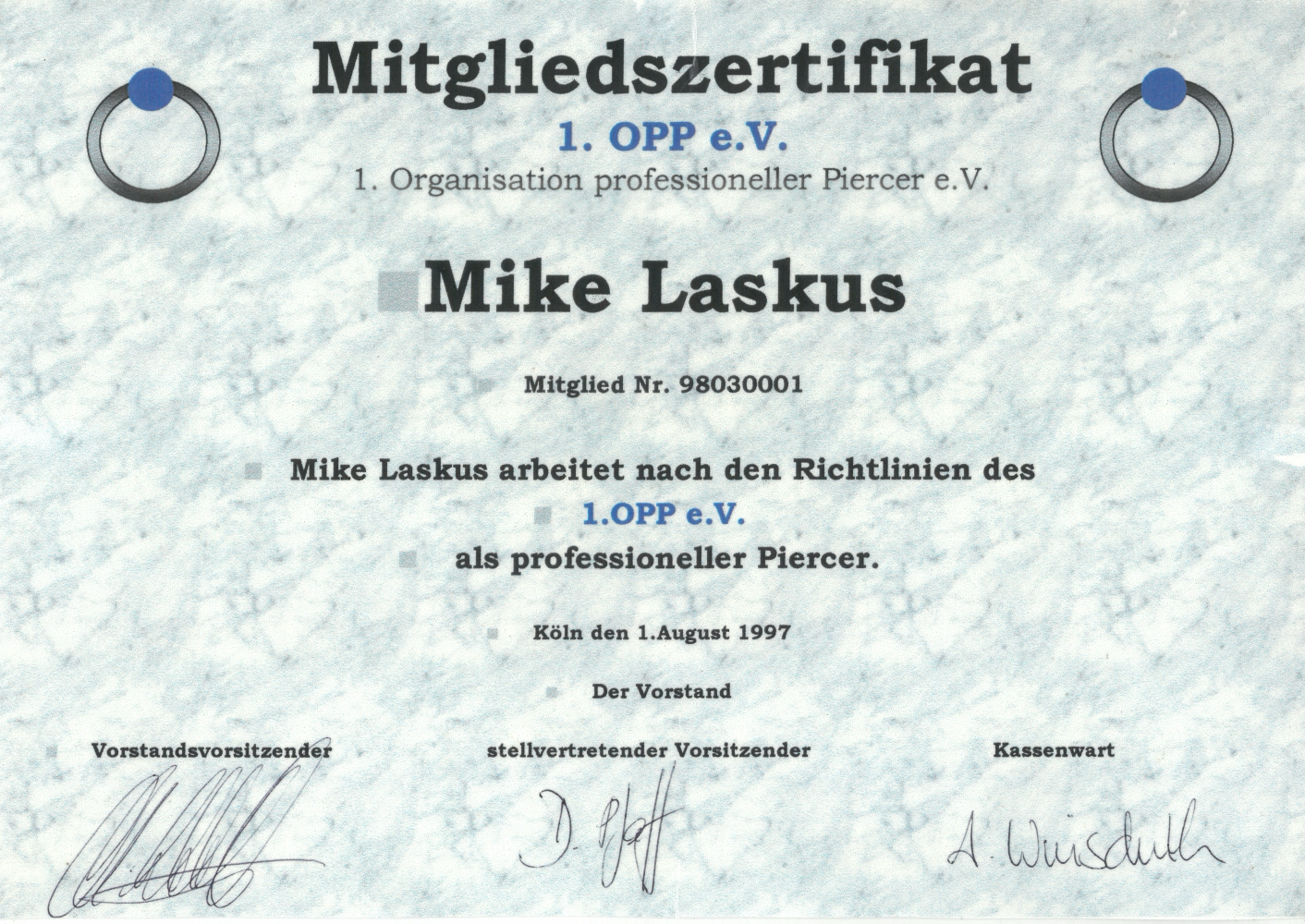 Mitgliedschaftszertifikat für Mike Laskus, ausgestellt von 1. OPP e.V., datiert auf den 1. August 1997 in Köln, mit Unterschriften von Vorstandsmitgliedern.