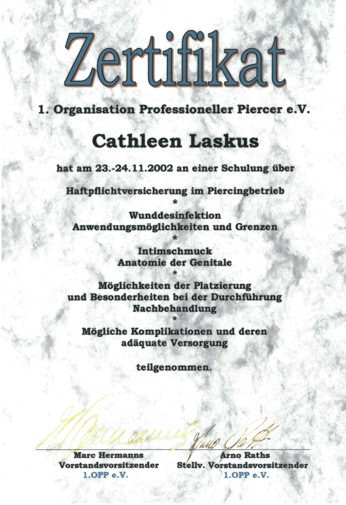 Zertifikat für Cathleen Laskus von der Organisation Professioneller Piercer e.V., vom 23. bis 24. November 2002, für Schulung über Haftpflichtversicherung im Piercingbetrieb, Gehörinfektion, Anatomie der Genitale, Platzierung, Nachbehandlung und Komp