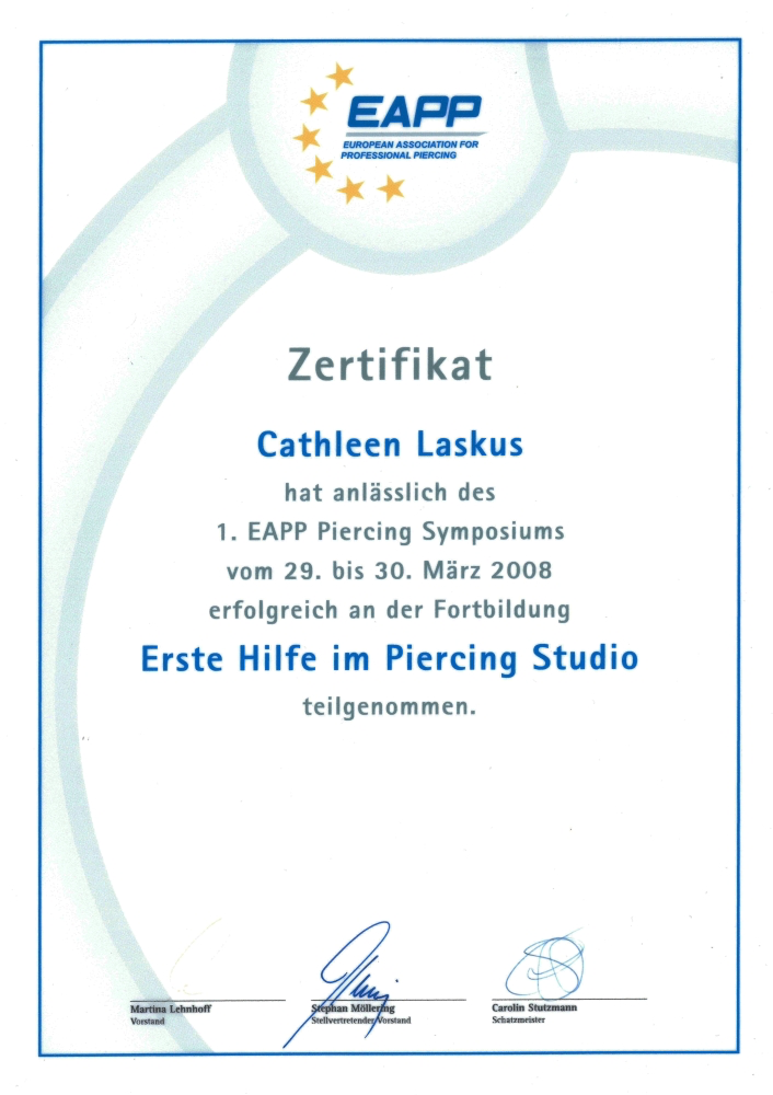 Zertifikat für Cathleen Laskus, ausgestellt von der European Association for Professional Piercing (EAPP), für die Teilnahme am 1. EAPP Piercing Symposium am 29. und 30. März 2008, in der Weiterbildung Erste Hilfe im Piercing Studio. Unterschriften v