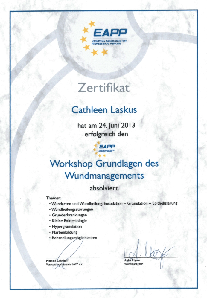 Zertifikat der European Association for Professional Piercing (EAPP) für Cathleen Laskus, datiert auf den 24. Juni 2013, für den Workshop Grundlagen des Wundmanagements einschließlich Themen wie Wundarten, Wundheilung, Wundstörungen, Bakteriologie, H